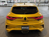ルーフとボンネットに配されたロザンジュをモチーフとしたブラックマットストライブ、ブラックアウトされたロゴ、
