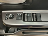 電動格納式リモコンドアミラーと、パワーウィンドウスイッチ等は運転席ドアにあります。