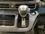 CVT車のセレクトレバーです。低速から高速まで、変速ショックのないスムーズな走りを実現するとともに、エンジン効率のよい領域を維持することで燃費にも貢献します。