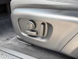 12ウェイ電動フロントシートは運転席メモリ付です。細かなシートアレンジも可能です。