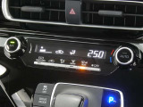 【オートエアコン】車内温度を感知して自動で温度調整をしてくれるのでいつでも快適な車内空間を創り上げます!どの席に座っても快適なドライブが楽しめます♪