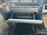 【グローブボックス】大容量のグローブボックスです!!車検証ケース他、日頃使う小物類の収納スペースもたくさんあります!
