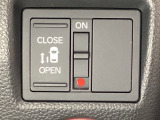 左側電動スライドドアは運転席からでも操作ができるように、ハンドル付近に開閉の操作スイッチが付いています。