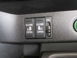 運転席からインパネ部のスイッチを押すだけで、両側スライドドアが自動で開閉します。