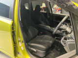 運転席、助手席です。座面も広くゆったりと座れてアームレストも付いているので重宝します。