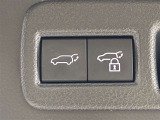 両手が荷物で塞がっている時にはコレ!パワーバックドアで開閉ラクラクです。バックドアに手が届かない時も、リモコンで開閉の操作が可能です。もちろん、荷物もたっぷり積めます。