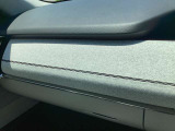 開口部が広く出し入れしやすく、車検証や小物がすっきり収まる大容量のグローブボックス。助手席に乗る人にも快適な寛ぎを提供します。細部まで質感にこだわった上質なコックピットです。