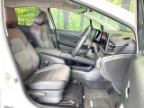 運転席まわりには十分なスペースがあり、大柄な方でもゆったり運転していただける環境です。