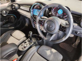 MINIの内装はとにかく『円』に拘ったデザインコンセプトが一目で伝わってきます。これほど円形に拘った車は他に御座いません。伝統のデザイン、トグルスイッチなど遊び心のある内装で御座います。