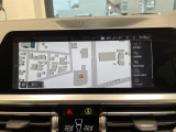 BMWのナビゲーションは操作性も良く、詳細な地図情報と交通状況を見やすく表示し、快適なドライビングをサポートしながら目的地までナビゲートします。