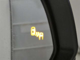 隣車線を走る車両をレーダーで検知し、ドアミラーでは確認しにくい後側方エリアに存在する車両に加え、急接近してくる車両も検知します。車両を検知するとドアミラーに搭載されたLEDインジケーターが点灯します。