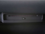 車内でCD DVDのメディアが楽しめます。