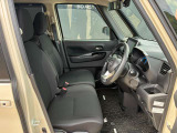 運転席・助手席の間には肘置きがあるので、ゆったり運転できます!