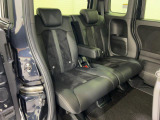 前席との距離や荷室長を左右で別々に調節できるスライドシートを標準装備しております。操作は荷室側からも行なえ、19CMのスライドができます。