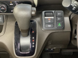 CVT車のセレクトレバーです。低速から高速まで、変速ショックのないスムーズな走りと、エンジン効率のよい領域を維持して燃費にも貢献します。サイドブレーキはスイッチ操作の電子制御パーキングブレーキです。