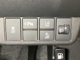 ハンドルの右側にはヘットライトリベライザーとHondaセンシング用のメインスイッチがついています。ヘッドライトリベライザーは道路状況や積荷の加重に応じてライトの高さを調節できます。