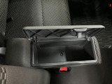 ベンチシート形状で足元も含め広々ゆったり座っていただけます。運転席側に装備してますセンターコンソールボックスを利用頂くとセパレートしてリラックス、ベンチにして開放的に2タイプお好みに合わせ使えます。