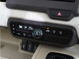 【オートエアコン】温度を設定すれば自動で快適な車内温度を保ちます。エアコン内部の高性能脱臭フィルターで車内のアレルゲンや花粉を除去。