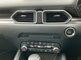 オート式エアコンは操作性が良好です。運転席と助手席にはシートヒーターが装備されており、座面と背もたれをすばやく温め、寒い時期にも快適な運転環境を提供します。