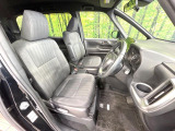 運転席シート廻りは使用感も少なく、良好な状態となっています。丁寧に使われていたことがよくわかりますね。