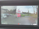 運転状況を映像と音で記録し、ドライブの思い出残しやドライバーの運転チェックができる、便利なドライブレコーダーを装備!あおり運転対策に役立つ後方撮影付きで、安心です♪ナビ画面に映し出すので、便利です!
