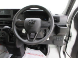 たとえばダイハツのお店にある、たくさんのスマアシ搭載車は、正常に作動する事をしっかり確認します。