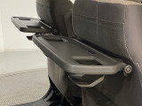 運転席・助手席の背もたれには、2列目シート用にカップホルダー付きの「格納式のシートバックテーブル」を装備しています。休憩時のちょっとした時間などカップを置いたり、小物置きに使えて便利です。