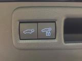 【パワーバックドア】スマートキーや運転席のボタンを押すだけでリアゲートが自動で開閉します!荷物を持っている時や、高い位置にあるバックドアを閉める際に便利な機能です♪