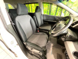 運転席まわりには十分なスペースがあり、大柄な方でもゆったり運転していただける環境です。