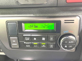 【オートエアコン】一度お好みの温度に設定すれば、車内の温度を検知し風量や温度を自動で調整。暑い&hellip;寒い&hellip;と何度もスイッチ操作をする必要はありません。快適な車内空間には必須の機能ですね♪