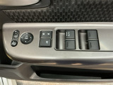 電動格納式リモコンドアミラーと、パワーウィンドウスイッチ等は運転席ドアにあります。