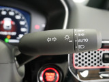 【オートライト】車外の明るさに応じて、自動的にライトの点灯・消灯をしてくれます。トンネルが続くような道でも、スイッチを操作する必要がありません。消し忘れの心配もありません。