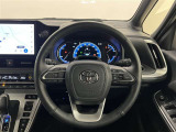 3本スポークステアリング!ステアリングスイッチ付!音量調整やメーター内インフォメーションの操作、全車速追従機能レーダークルーズコントロールの操作などが可能!ステアリングヒーター付!