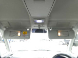運転席にサンバイザー裏にはバニティミラーが備わっていますので、車の外に出る前にパパッと身だしなみをチェックすることができて便利ですよ♪