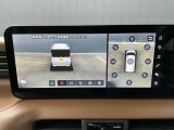 3Dでぐるっと見える。3Dビュー!人やクルマがどこから現れるか不安!そんな混雑する駐車場などで、周辺の状況が直感的にわかる立体的映像を表示。クルマの周囲がぐるっと見えるので、安心して発進できます。