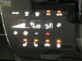 段差のないパネルスイッチのオートエアコン付きです。予め温度設定すれば後はセンサーが感知して設定温度を保ってくれますので快適なドライブが楽しめます。雨の日のガラスの曇りもなく安全な運転ができます。