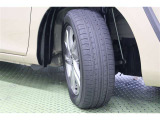 タイヤサイズ 185/60R15。シンプルながらもお洒落で端正なデザインの純正アルミホイールを装着しています。