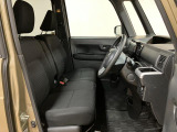 ベンチシート形状で足元も含め広々ゆったり座っていただけます。運転席側に装備してますセンターコンソールボックスを利用頂くとセパレートしてリラックス、ベンチにして開放的に2タイプお好みに合わせ使えます。