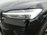 北欧神話に登場する雷神「Thol」が持つ武器「トールハンマー」をモチーフにした、ひときわ印象的なT字型のLEDヘッドライトは、新世代ボルボを象徴するデザインアイコン。高い視認性・被視認性を誇ります。