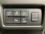 運転席脇のクラスタースイッチ部分にはカメラ切り替えスイッチ、パーキングセンサー、その他走行系スイッチを集中配置しております。
