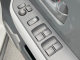 【電動格納ミラー】サイドミラーは電動格納式となっており、狭い駐車場でもキズがつくリスクを抑えられます。