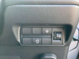 運転席右側のスイッチ類も操作しやすい場所にございます♪