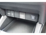 【USBジャック】運転中でもスマートフォン等の充電ができるUSBジャック付き!充電を気にすることなく、ドライブ中の音楽再生や通話等をお楽しみ頂けます!