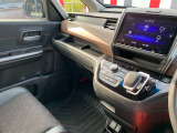 助手席周辺はこのようになっております。運転手だけでなく助手席に一緒に乗られる方も広々と快適にお乗り頂けるような設計です!各種装備を次の写真からご案内いたしますのでご覧ください。