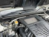 【STIタワーバー】お車の剛性を高めるタワーバーを装備。よりスムーズなコーナリング走行が可能となり、走りも楽しめます。