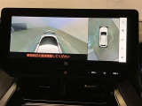 複数のカメラの映像をもとに、クルマを真上から見ているような映像をドライバーに提供し駐車をサポートする機能です。