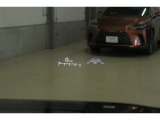 カラーヘッドアップディスプレイ付き。少ない視線移動で情報を確認できるので、運転の疲労軽減に繋がりますよ♪
