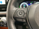 運転中、オーディオの操作をしてて、ハッとしたことはありませんか?ステアリングスイッチは、運転中でもハンドルでオーディオの操作が可能です。安全なドライブをサポートします。