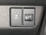 ハンドルの右側にはヘットライトリベライザーとVSA(ABS+TCS+横滑り抑制)の解除スイッチがついています。ヘッドライトリベライザーは道路状況や積荷の加重に応じてライトの高さを調節できます。