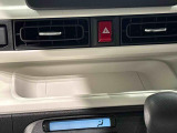 手の届くところにスマートフォンが置けるインパネセンタートレイ